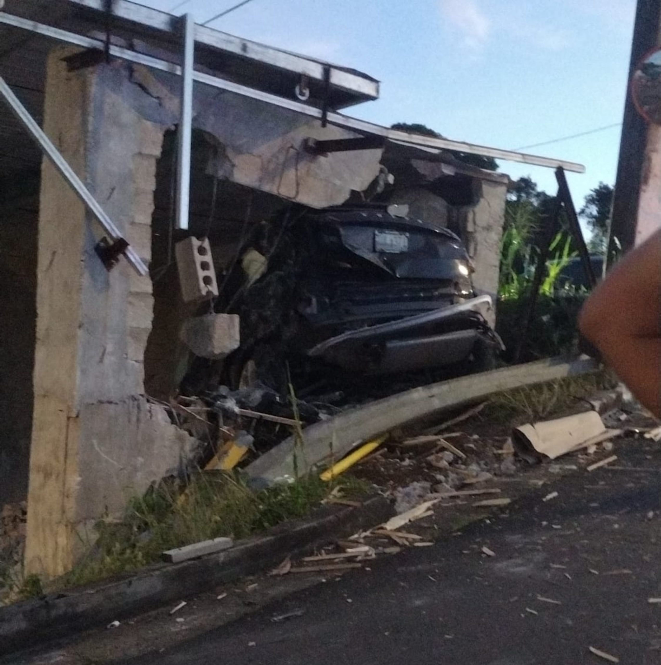 Alegadamente el conductor intentaba escapara de la Policía cuando chocó su vehículo contra la ferretería.