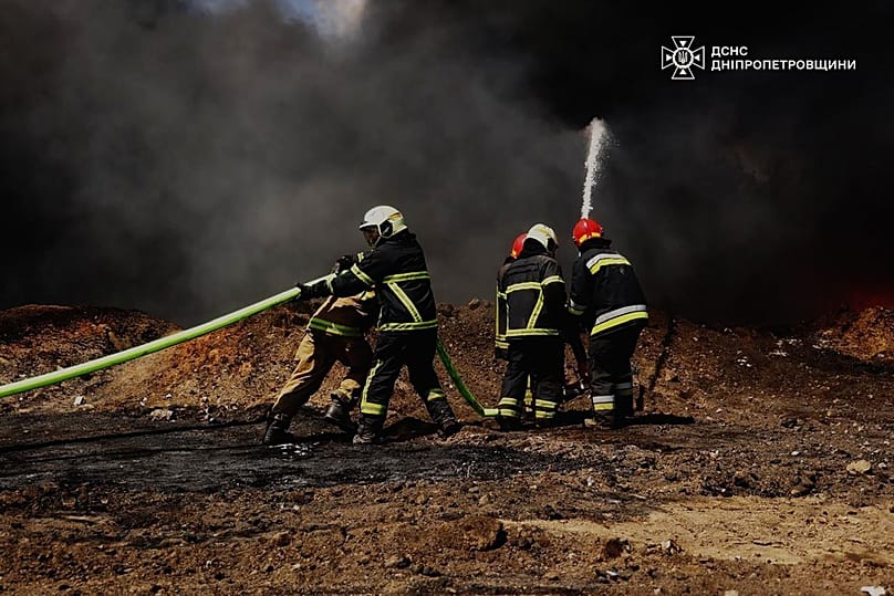 Los servicios de emergencia trabajan en la extinción de un incendio provocado por el ataque de un dron ruso a un gasoducto en la región de Dnipropetrovsk, 13 de mayo de 2026.