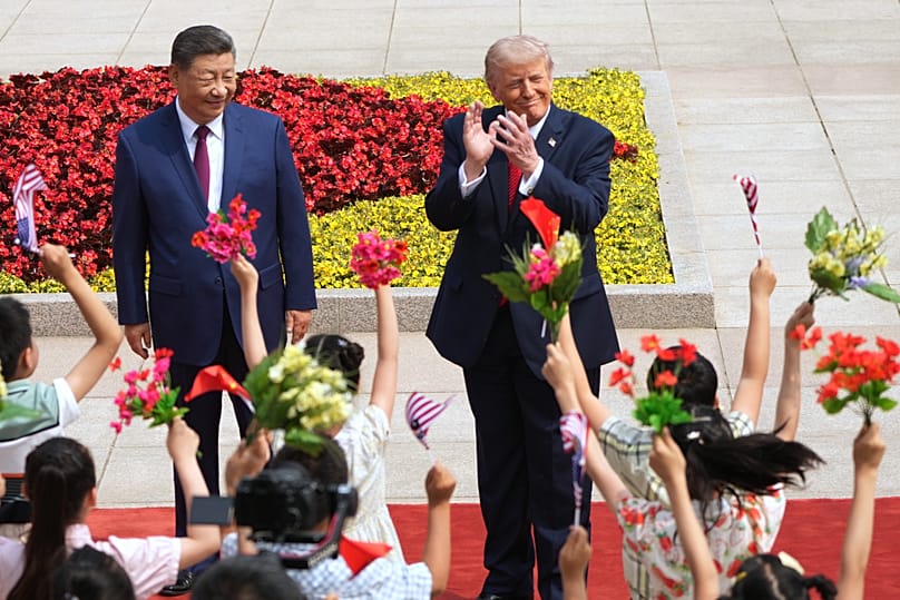 El presidente Donald Trump participa en una ceremonia de bienvenida con el presidente de China, Xi Jinping, en el Gran Salón del Pueblo, el jueves 14 de mayo de 2026, en Pekín.